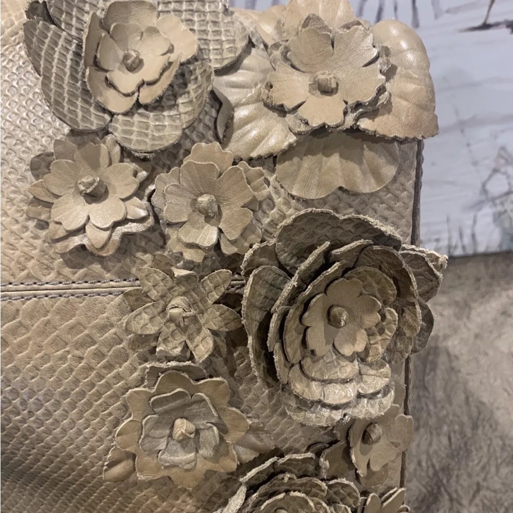 🤍🩶Frye Melissa 3D Floral Snake Embossed Leather Tote $498 - Picture 11 of 16